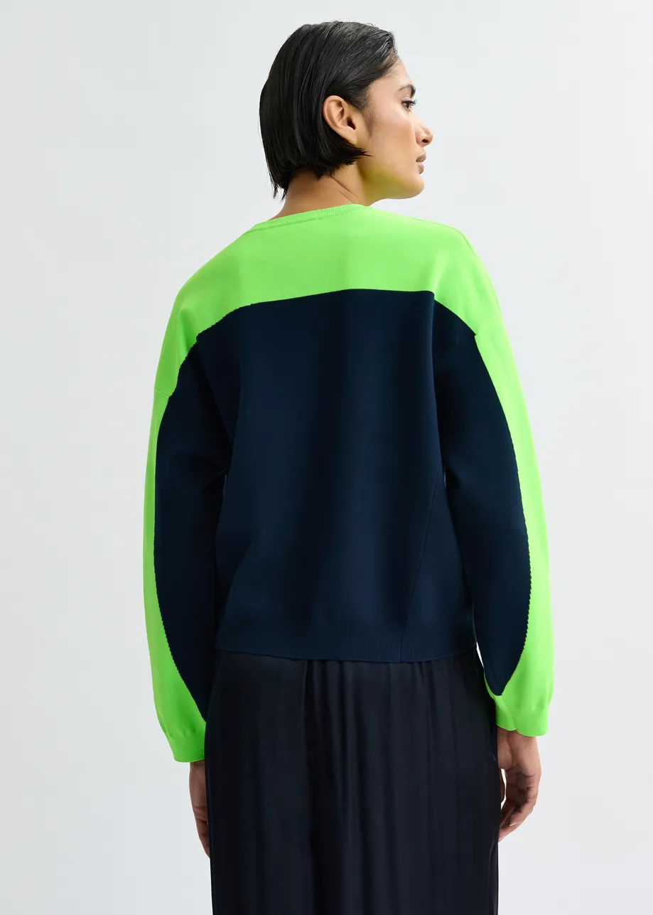 Marineblauwe en groene gebreide trui