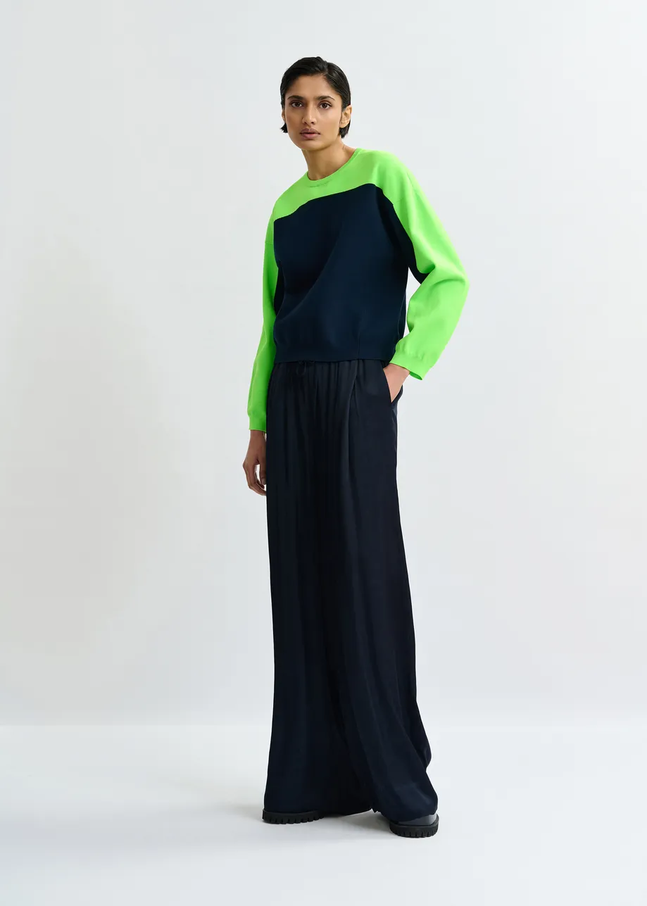 Marineblauwe en groene gebreide trui