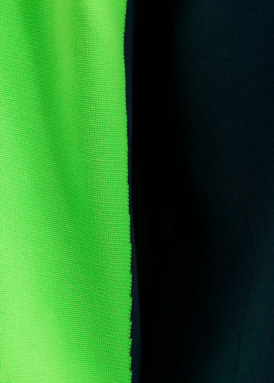 Marineblauwe en groene gebreide trui