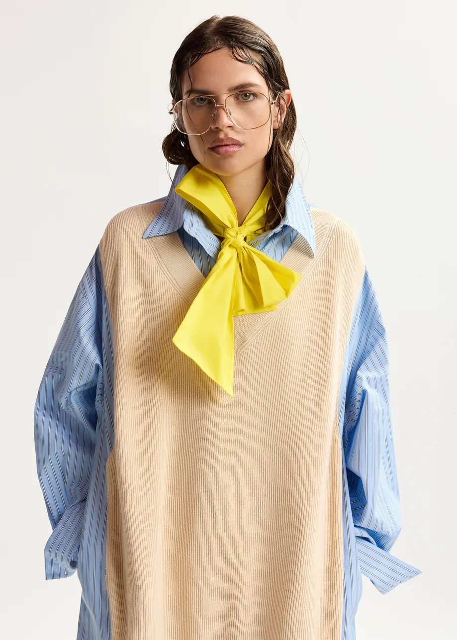 Robe chemise oversize à empiècements en tricot crème, bleu clair et noire