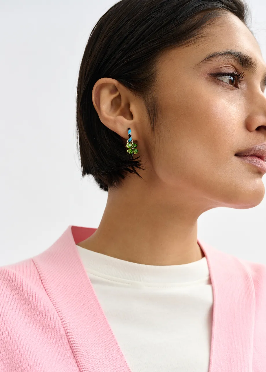 Lichtblauwe en donkergroene hoepeloorbellen met eekhoorn en klavertje