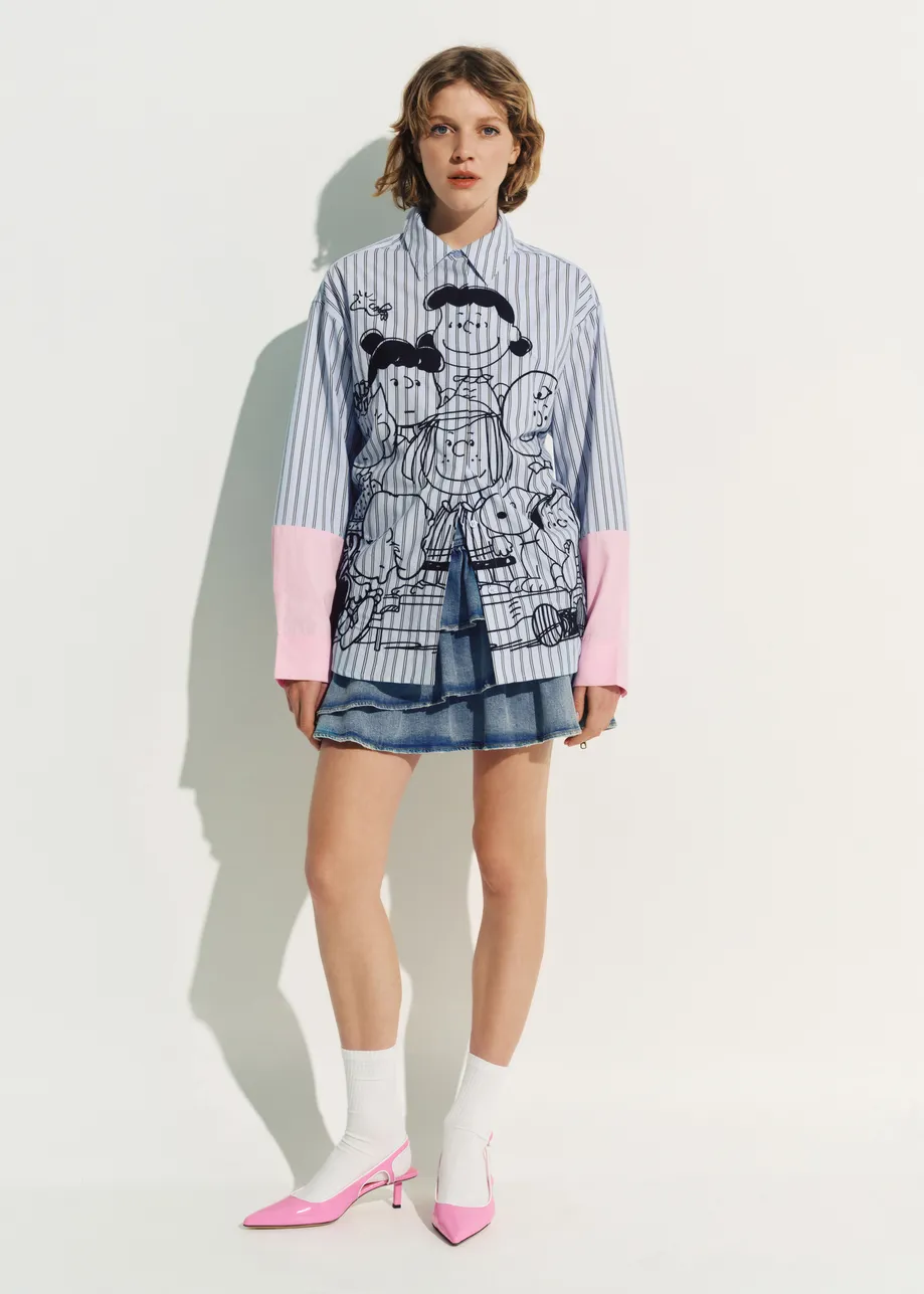 Chemise à rayures en coton bleu clair avec broderie Peanuts™ et manches contrastées roses
