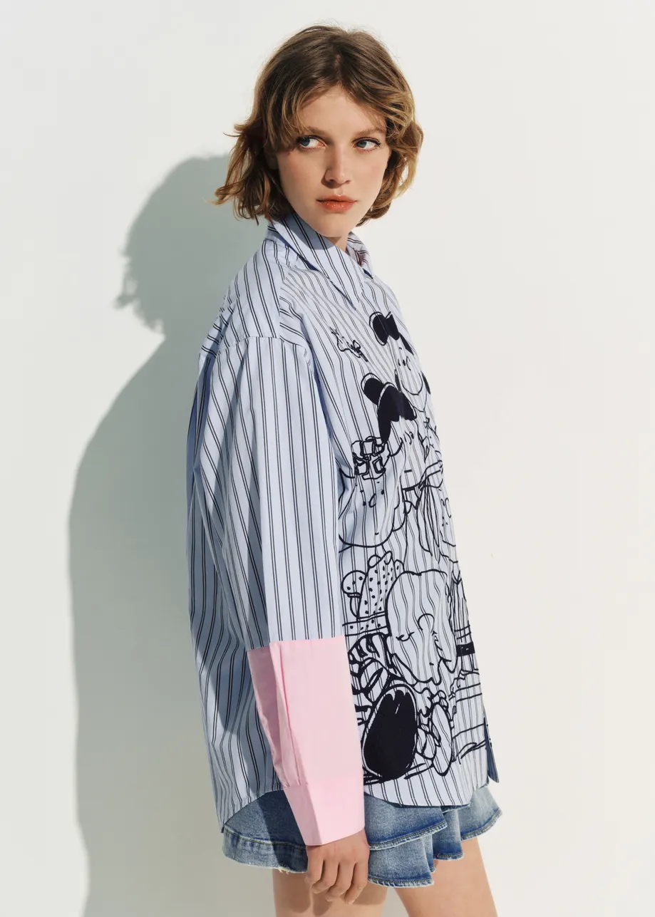 Chemise à rayures en coton bleu clair avec broderie Peanuts™ et manches contrastées roses