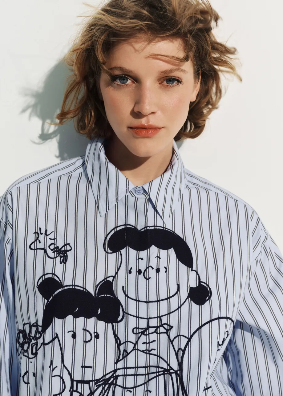 Chemise à rayures en coton bleu clair avec broderie Peanuts™ et manches contrastées roses