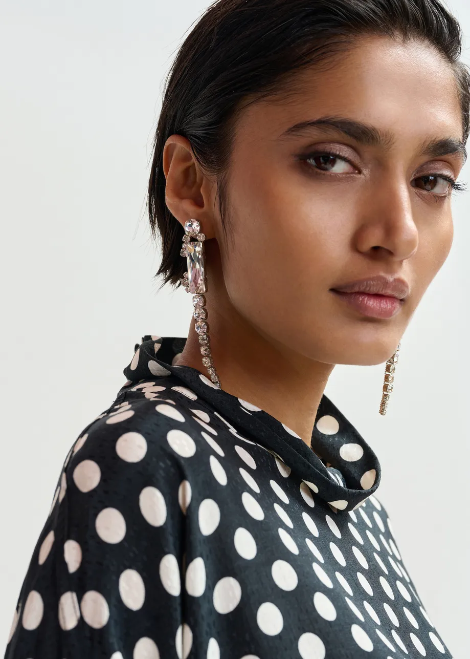 Zwart-witte oversized top met hoge halslijn en stippenprint