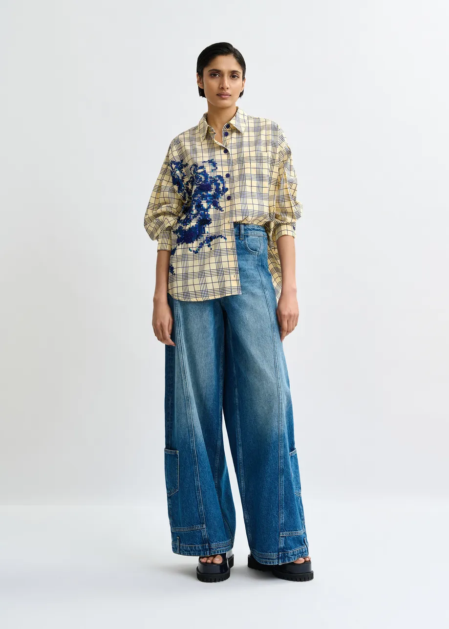 Beige en donkerblauw ruitjeshemd met bloemborduurwerk