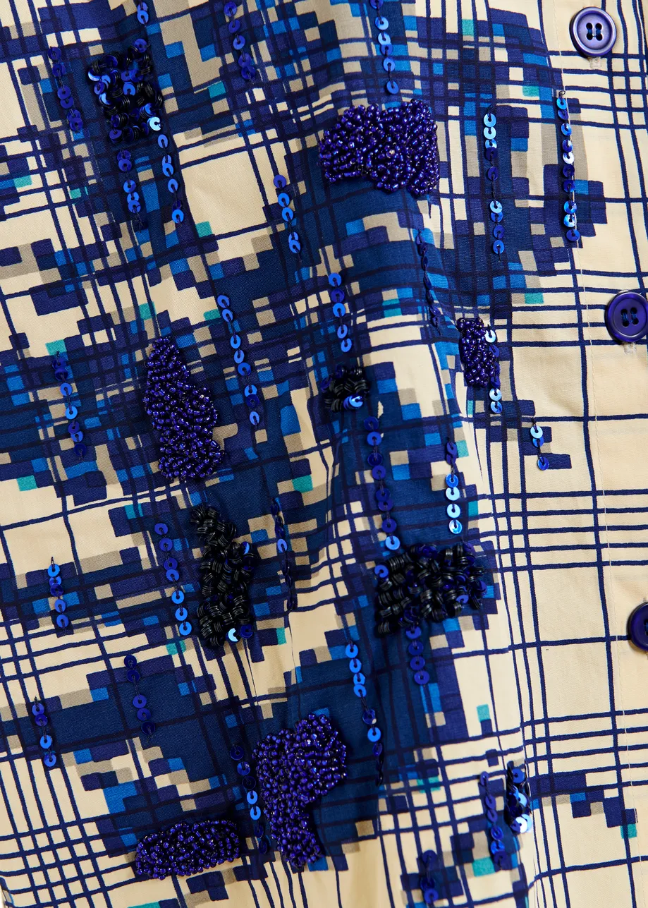 Beige en donkerblauw ruitjeshemd met bloemborduurwerk