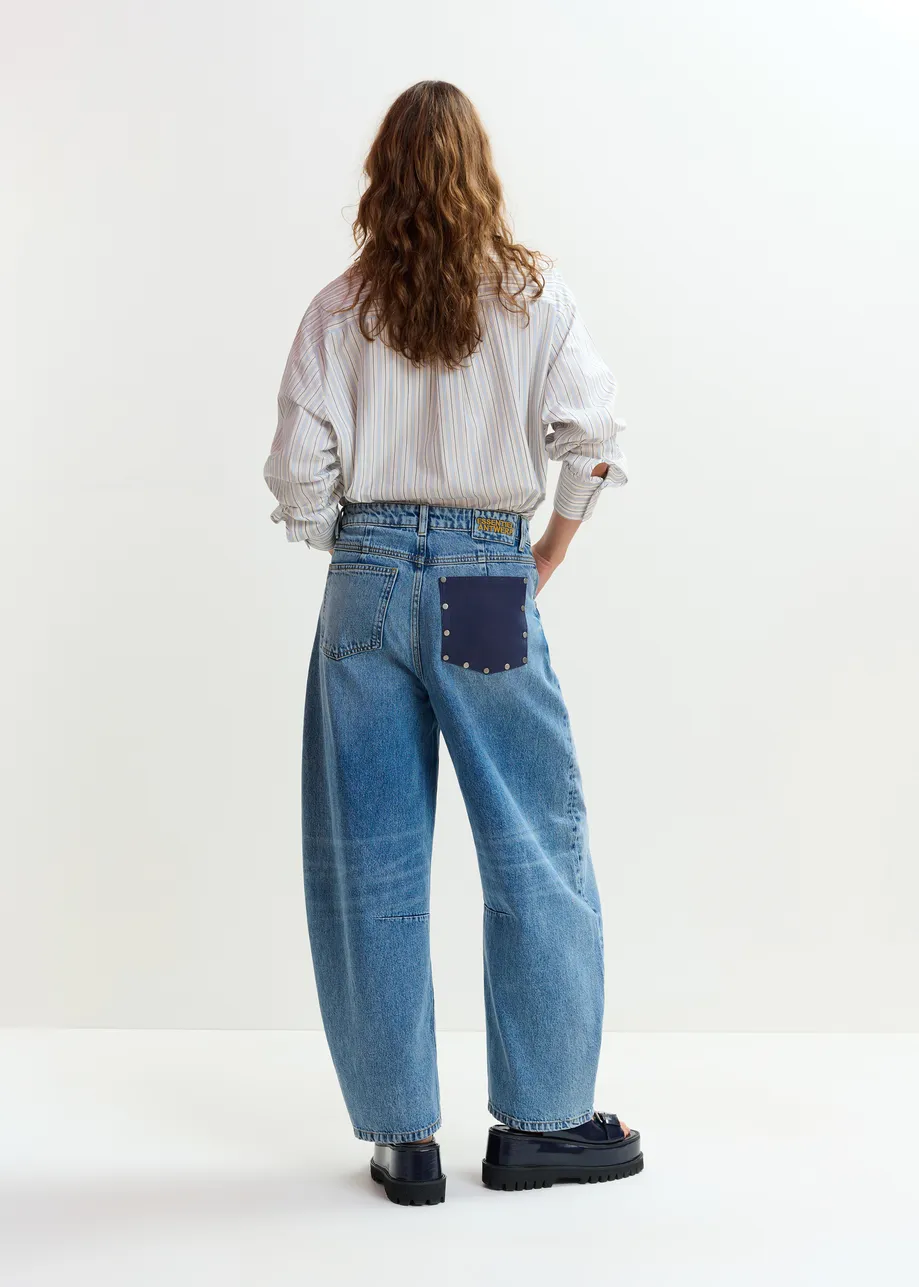 Blauwe biokatoenen versleten jeans met cropped barrelpijp