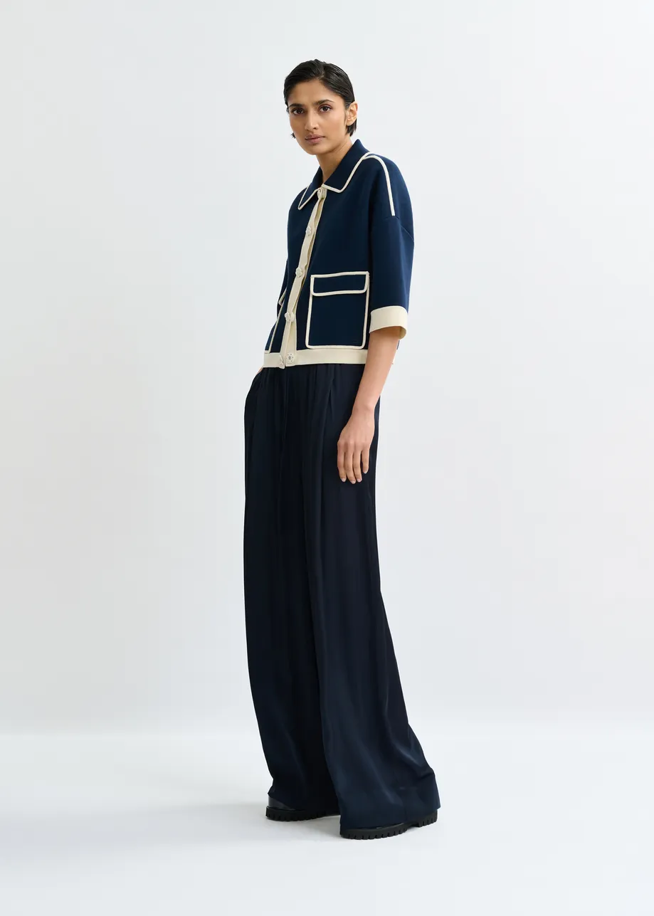 Marineblauwe cardigan met bloemetjesknopen en gebroken witte contrastboord