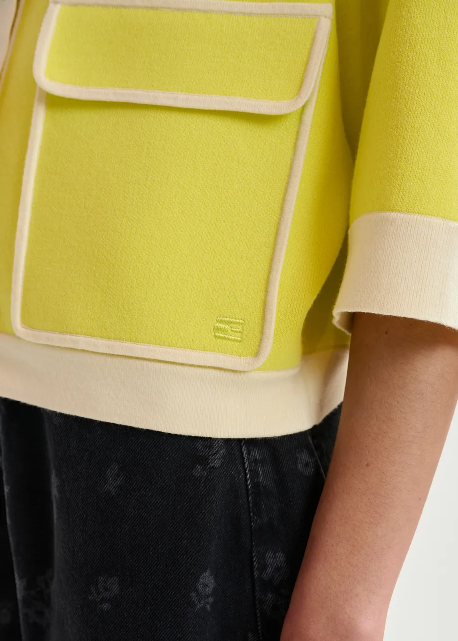 Gele cardigan met bloemetjesknopen en gebroken witte contrastboord