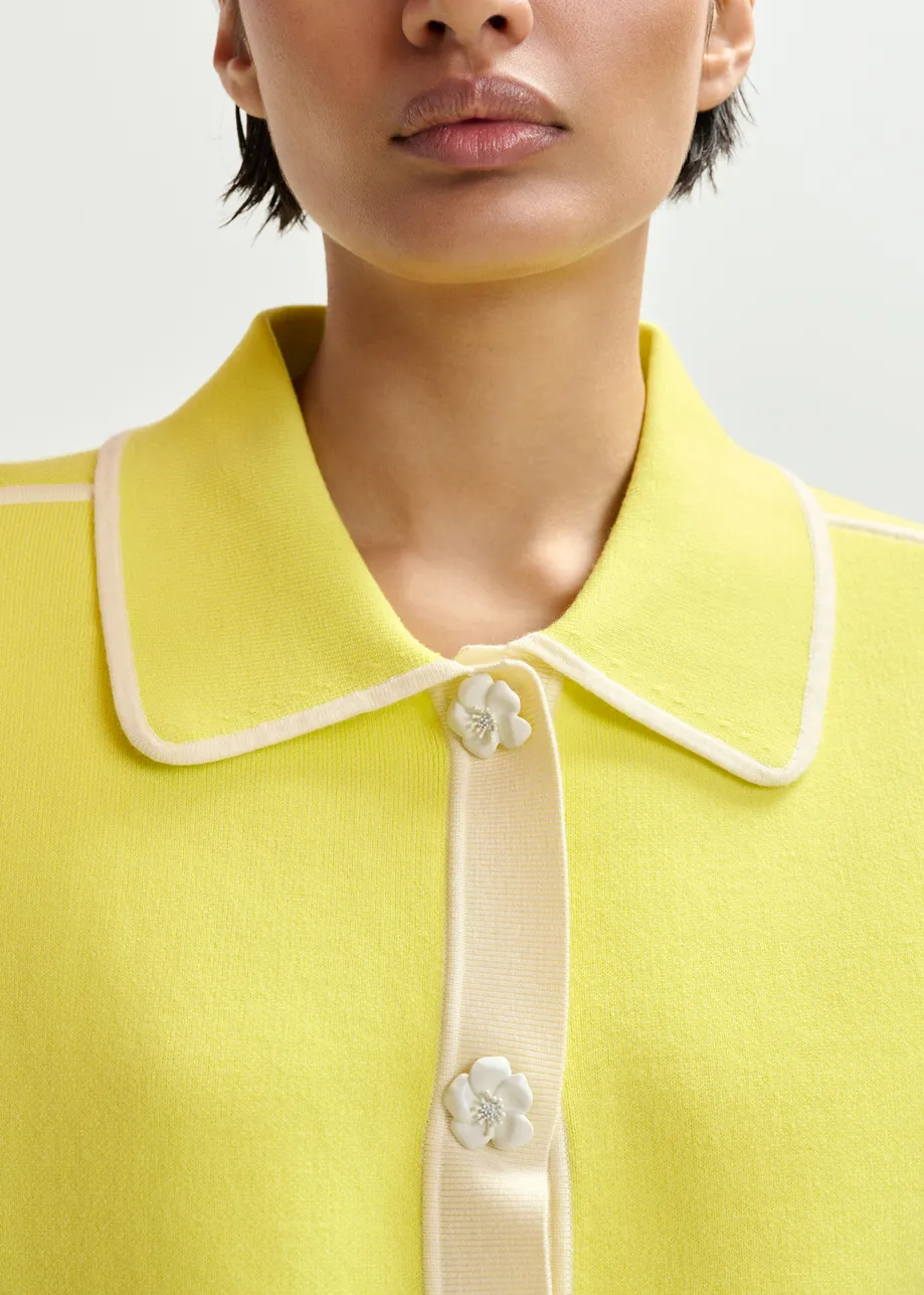 Gele cardigan met bloemetjesknopen en gebroken witte contrastboord