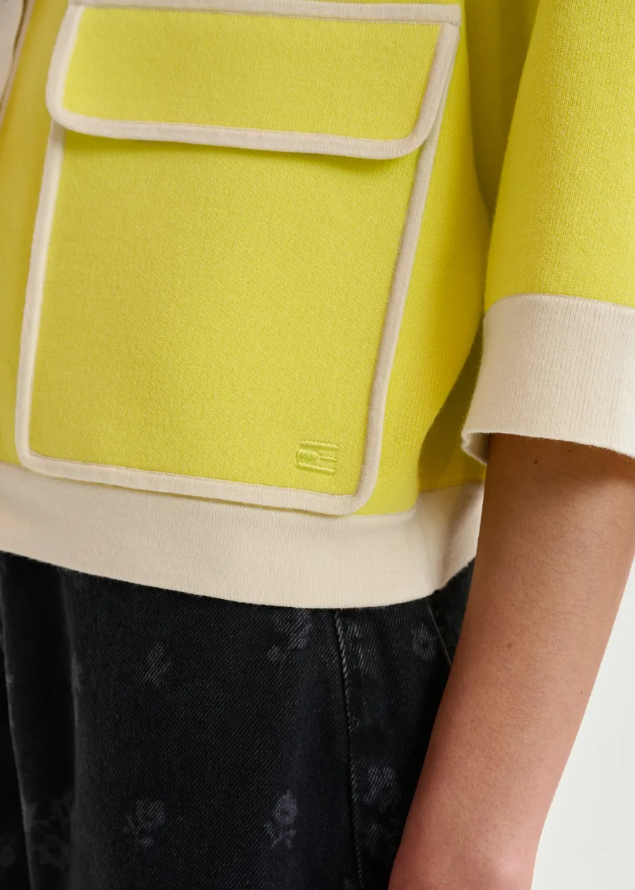 Gele cardigan met bloemetjesknopen en gebroken witte contrastboord