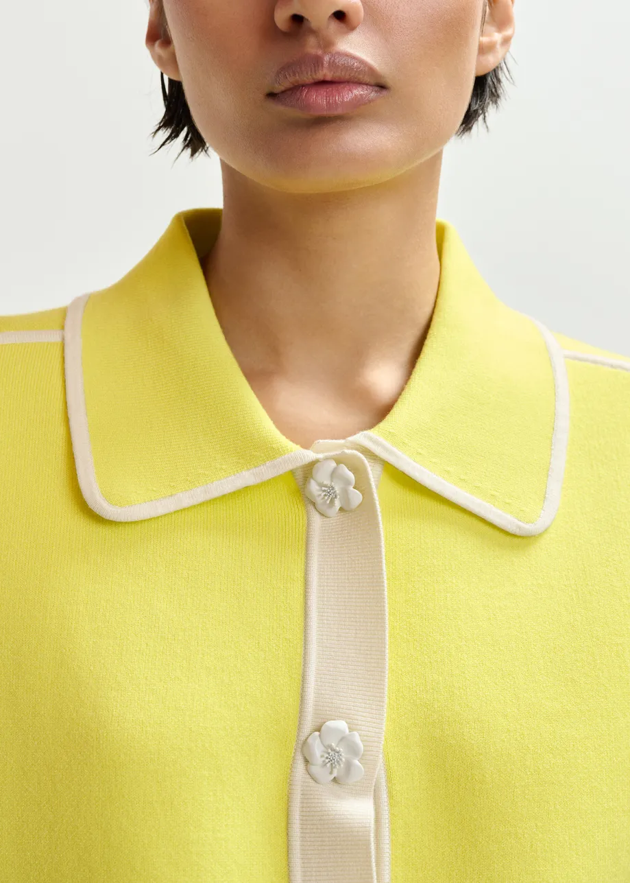 Gele cardigan met bloemetjesknopen en gebroken witte contrastboord