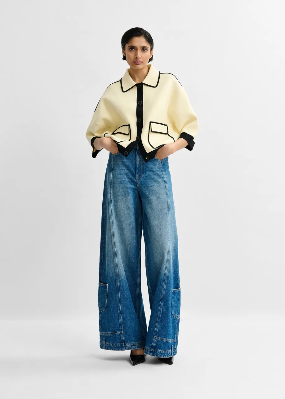 Cardigan blanc cassé à boutons en fleur et bords noires