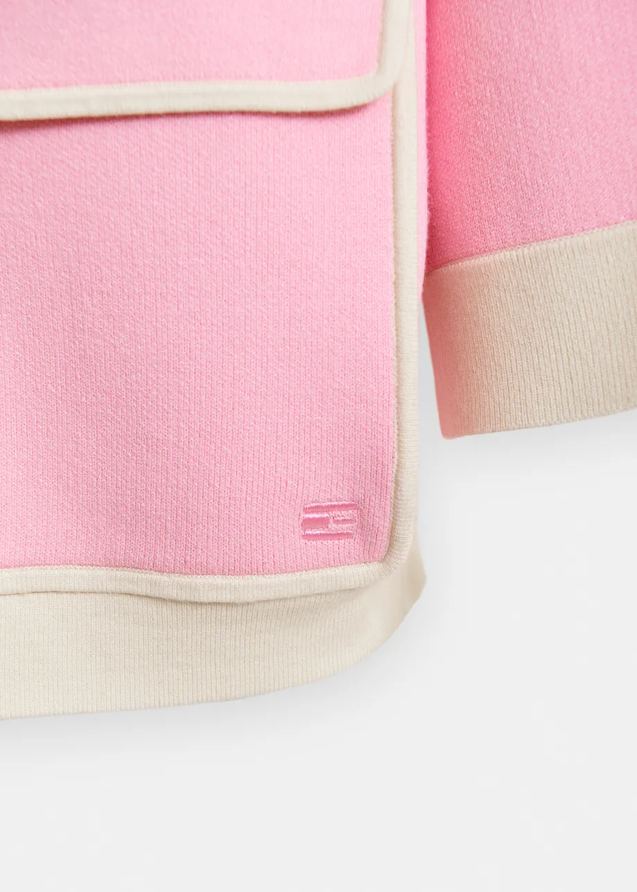 Roze cardigan met bloemetjesknopen en gebroken witte contrastboord