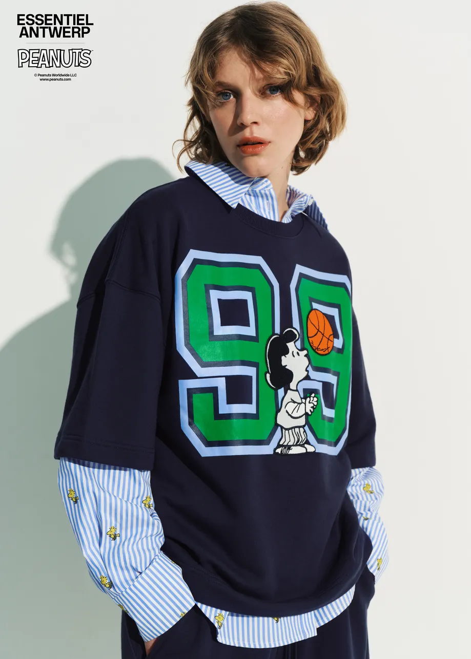 Marineblauw T-shirt met opgestikte Peanuts™ Lucy patch en tekstopdruk