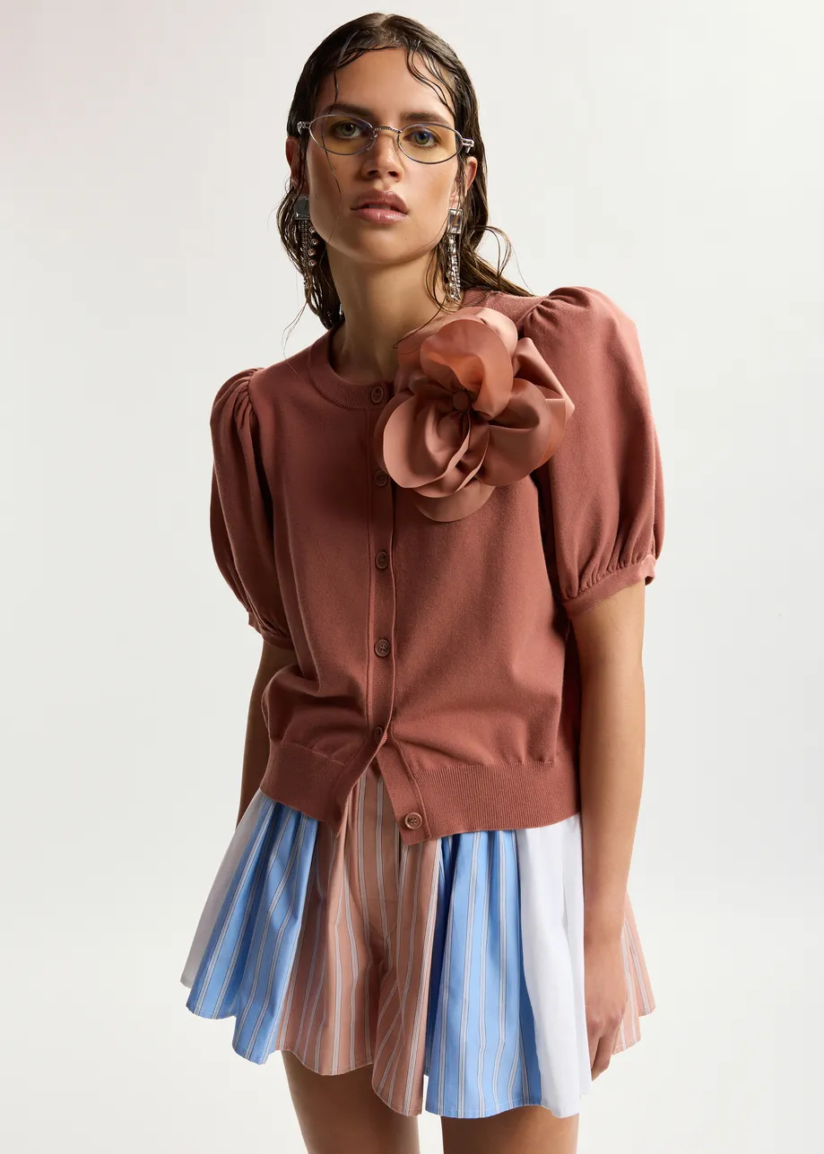 Cardigan in maglia sottile color terracotta con spilla a forma di fiore oversize