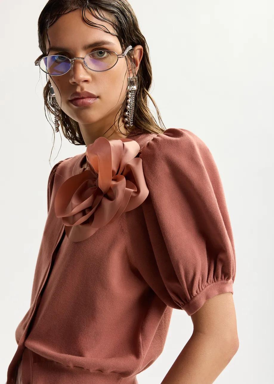 Cardigan in maglia sottile color terracotta con spilla a forma di fiore oversize