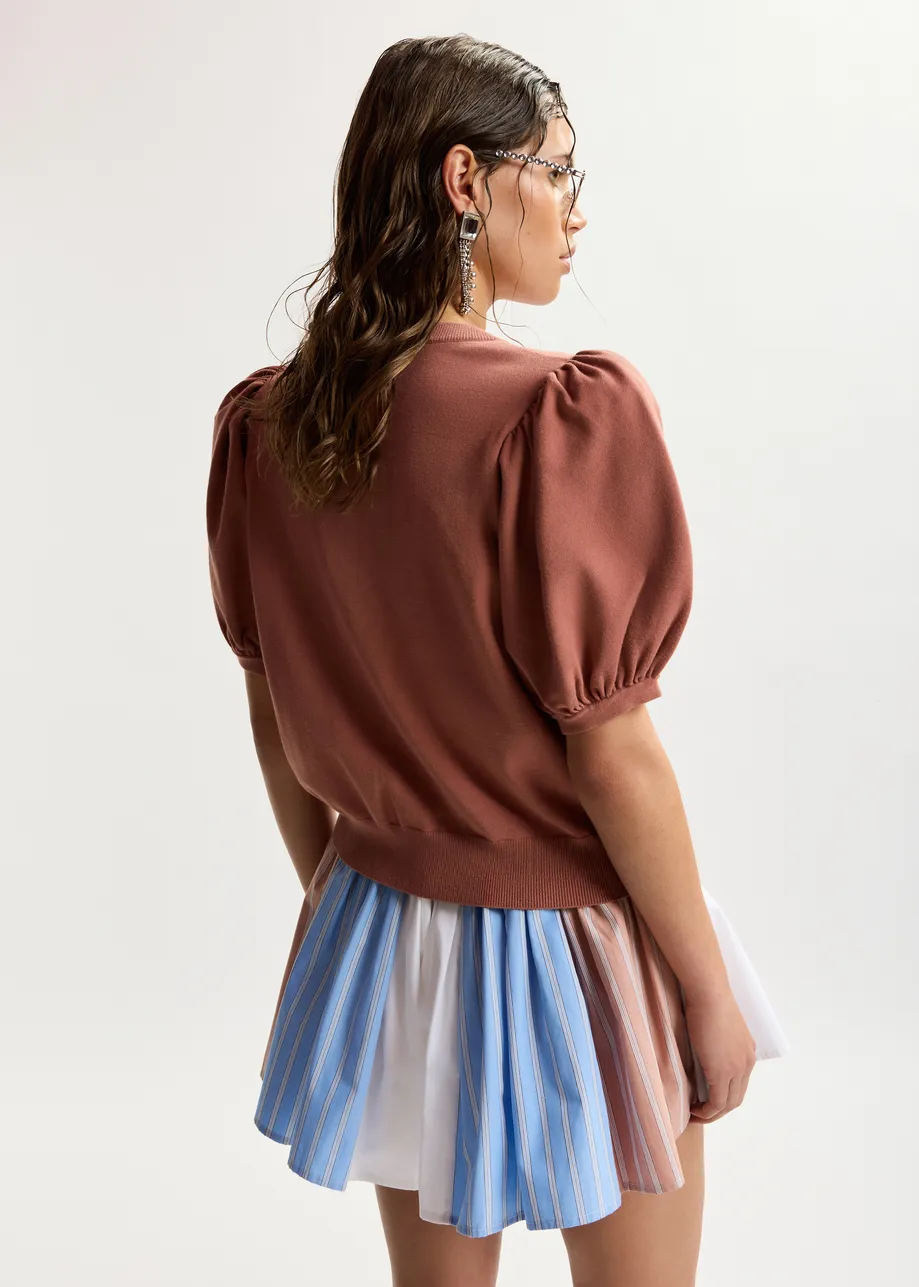 Cardigan in maglia sottile color terracotta con spilla a forma di fiore oversize