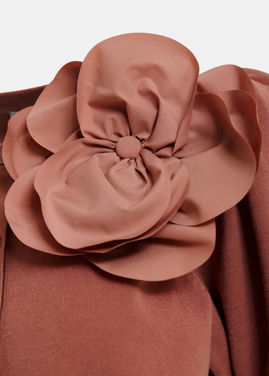 Cardigan in maglia sottile color terracotta con spilla a forma di fiore oversize