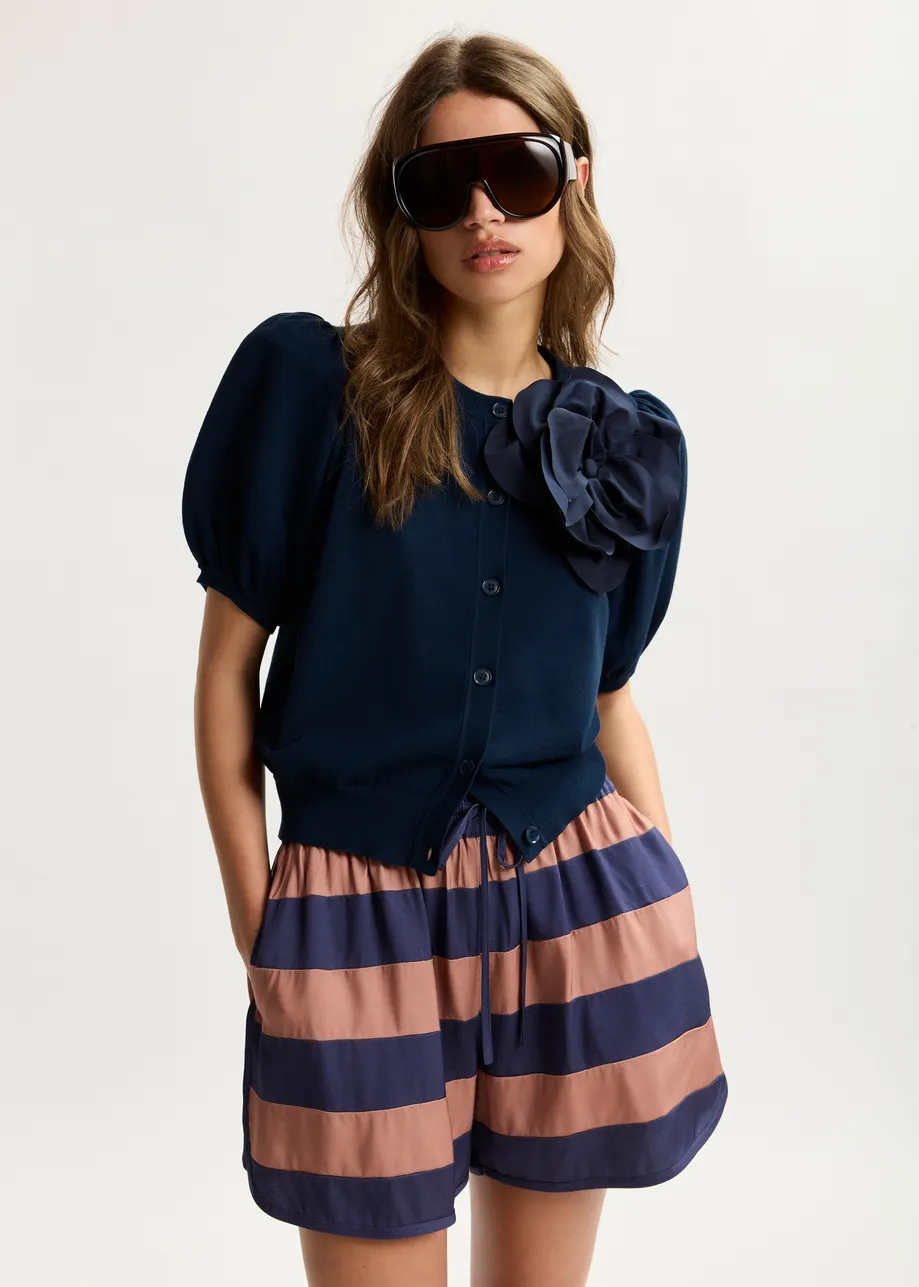 Cardigan in maglia sottile blu scuro con spilla a forma di fiore oversize