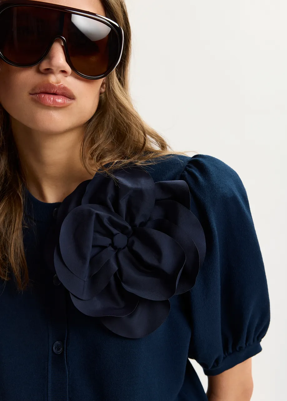 Cardigan in maglia sottile blu scuro con spilla a forma di fiore oversize