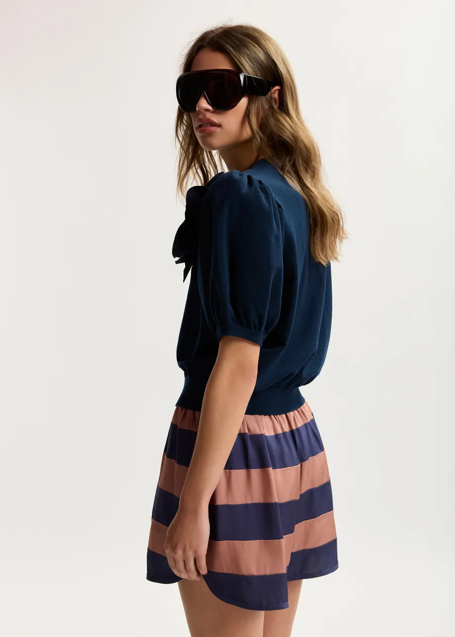 Cardigan in maglia sottile blu scuro con spilla a forma di fiore oversize