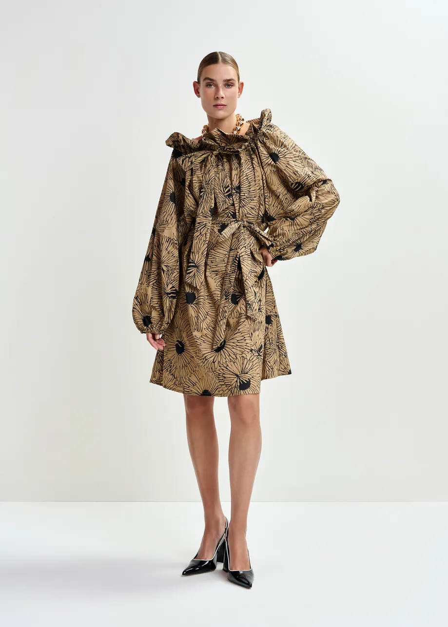 Lichtbruine en zwarte maxi-jurk met blousemouwen en regelbare halslijn