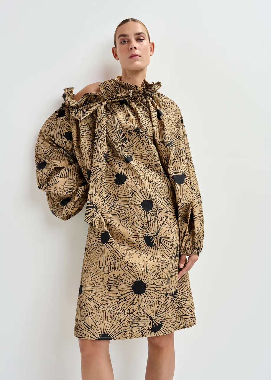 Lichtbruine en zwarte maxi-jurk met blousemouwen en regelbare halslijn