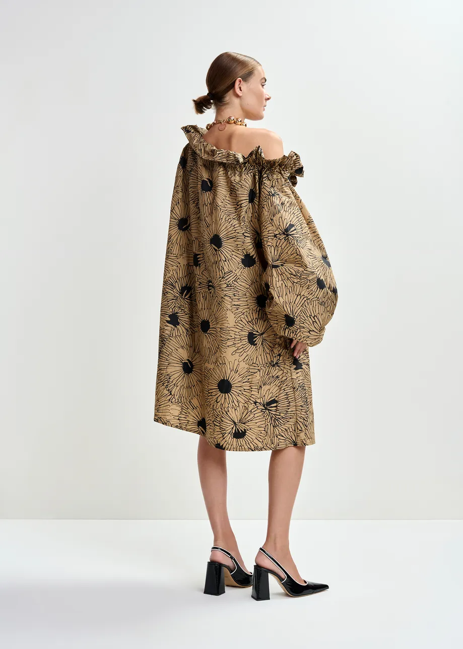 Lichtbruine en zwarte maxi-jurk met blousemouwen en regelbare halslijn