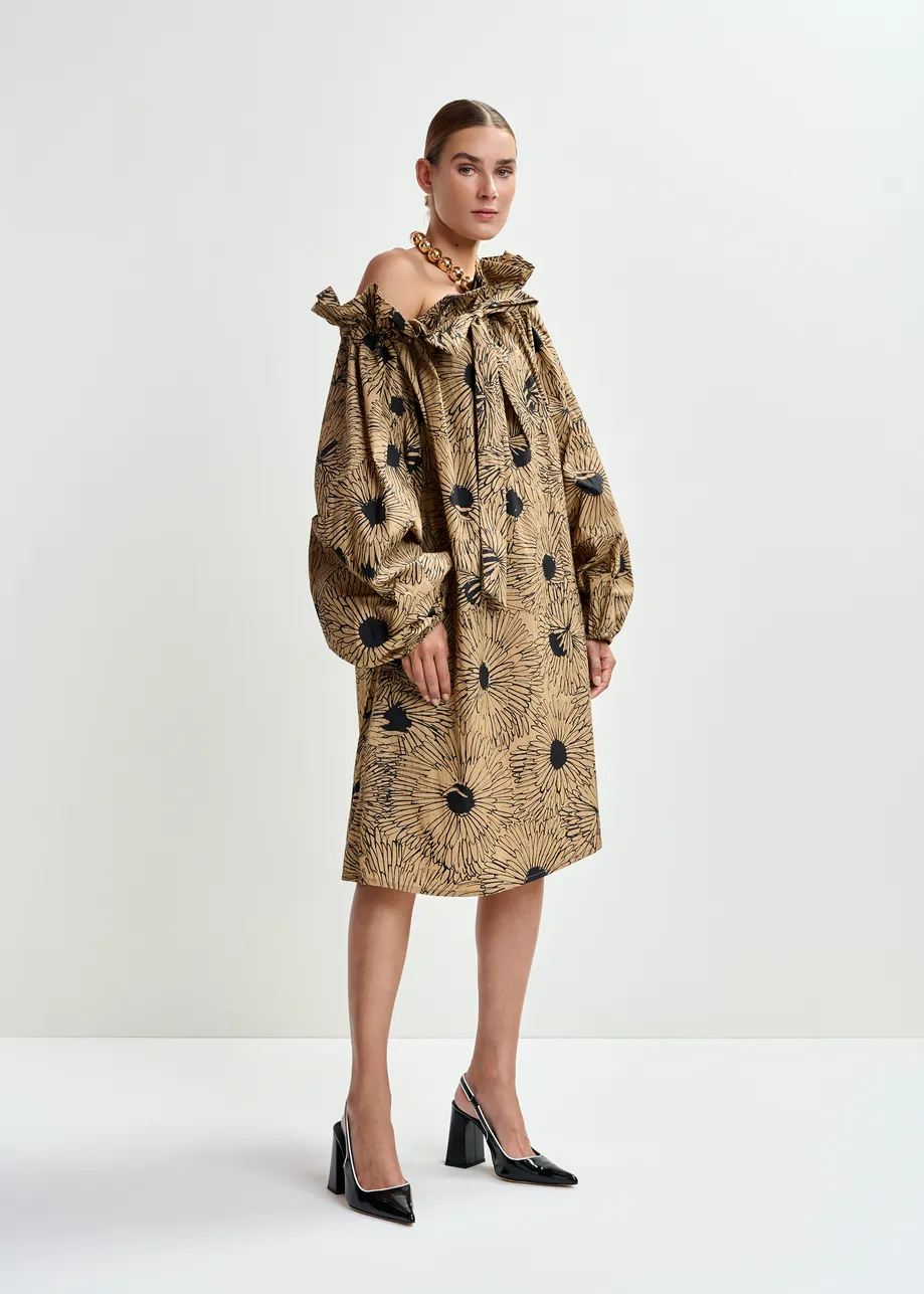 Lichtbruine en zwarte maxi-jurk met blousemouwen en regelbare halslijn