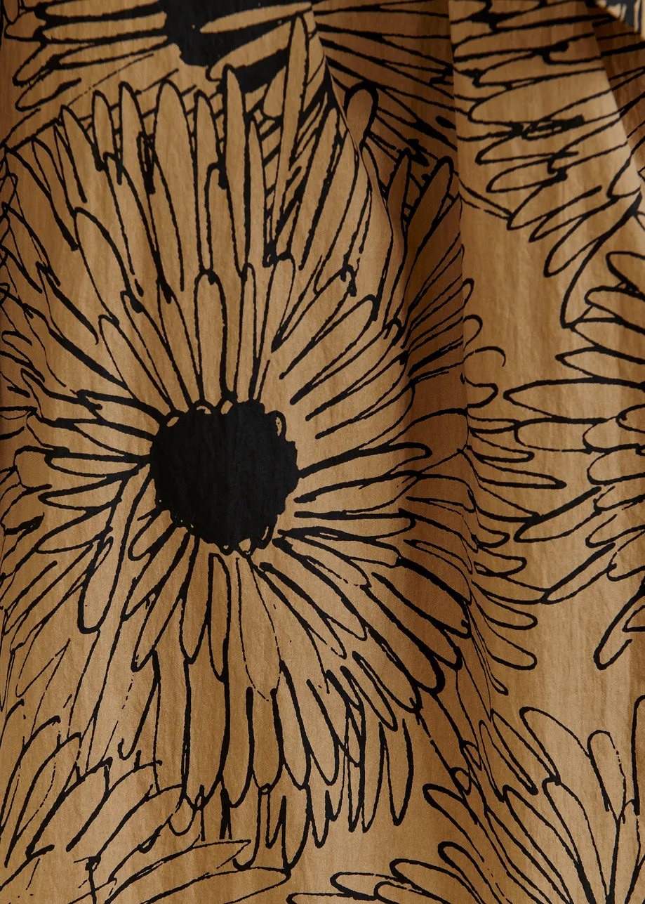 Lichtbruine en zwarte maxi-jurk met blousemouwen en regelbare halslijn