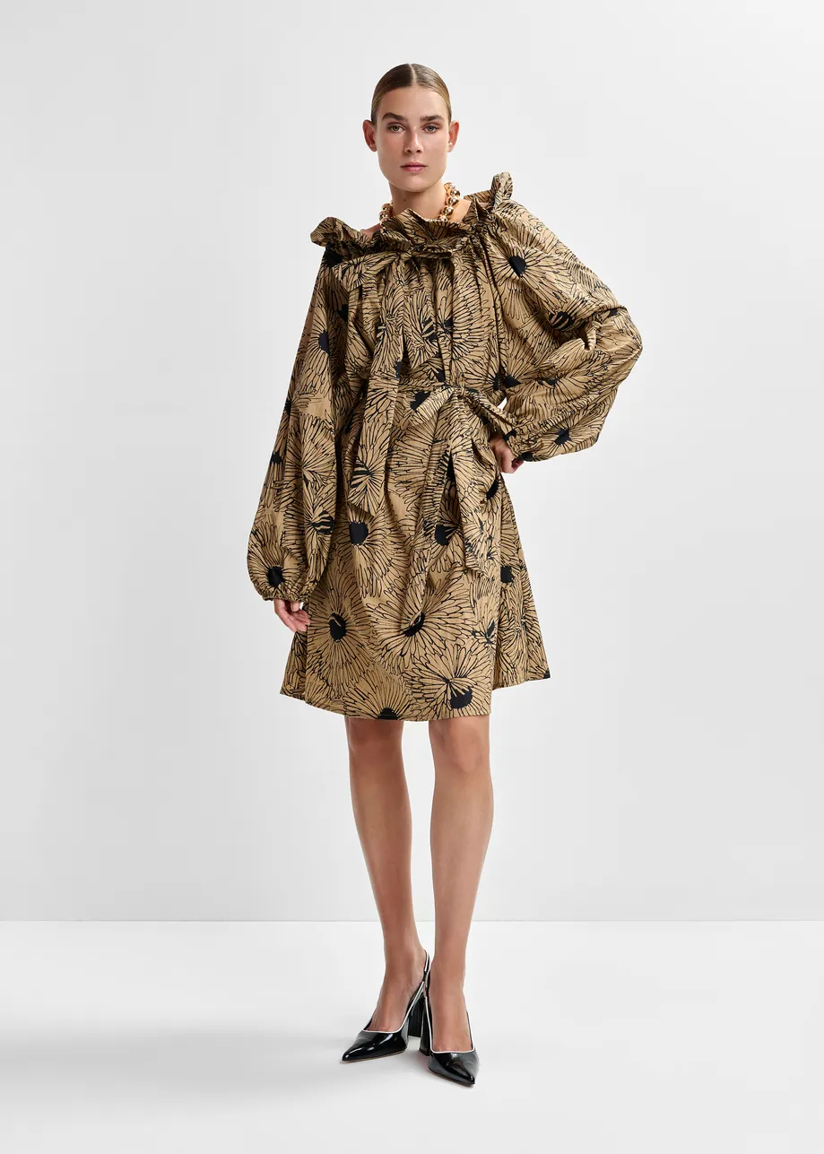 Lichtbruine en zwarte maxi-jurk met blousemouwen en regelbare halslijn