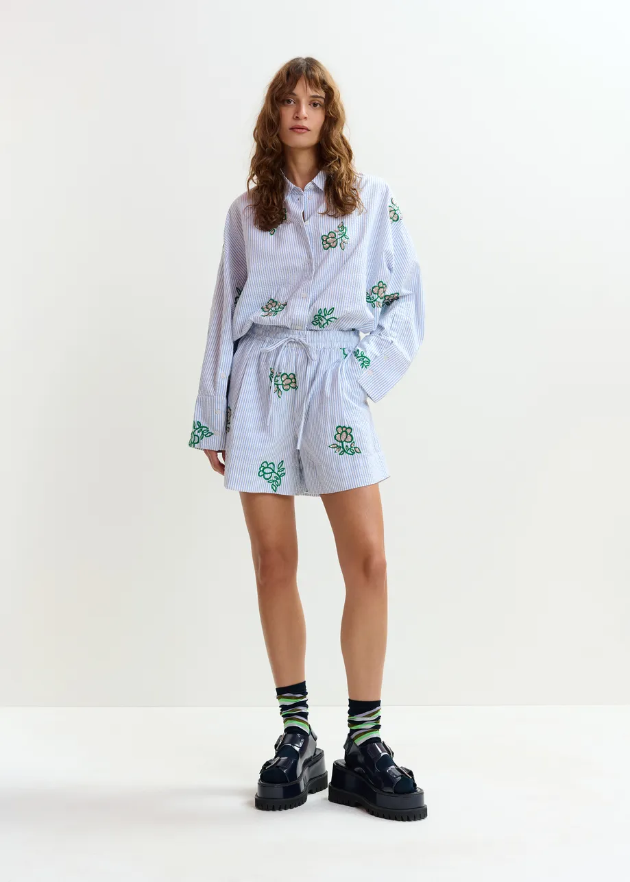 Gebroken wit shortje met lichtblauwe krijtstreep en kralen