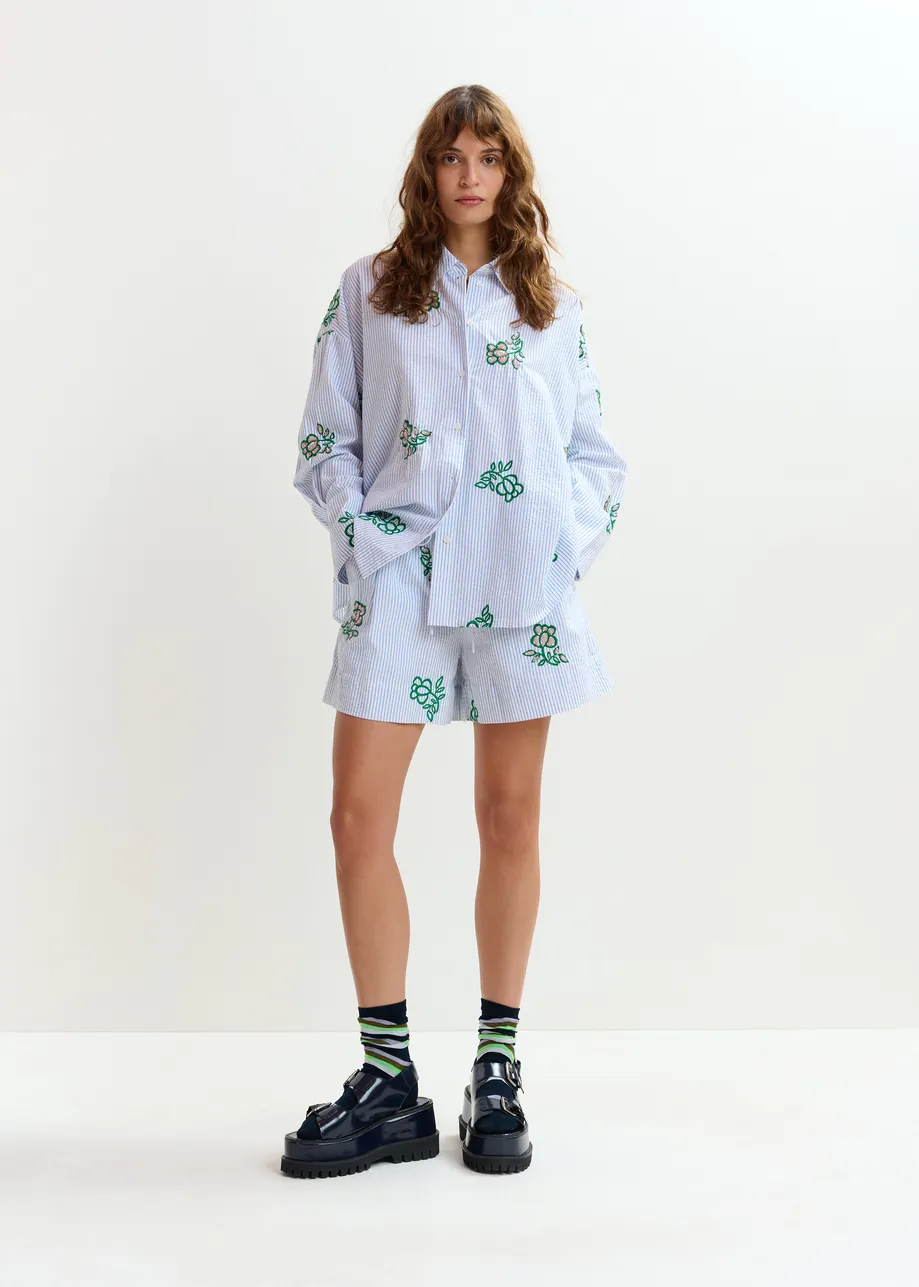 Gebroken wit shortje met lichtblauwe krijtstreep en kralen