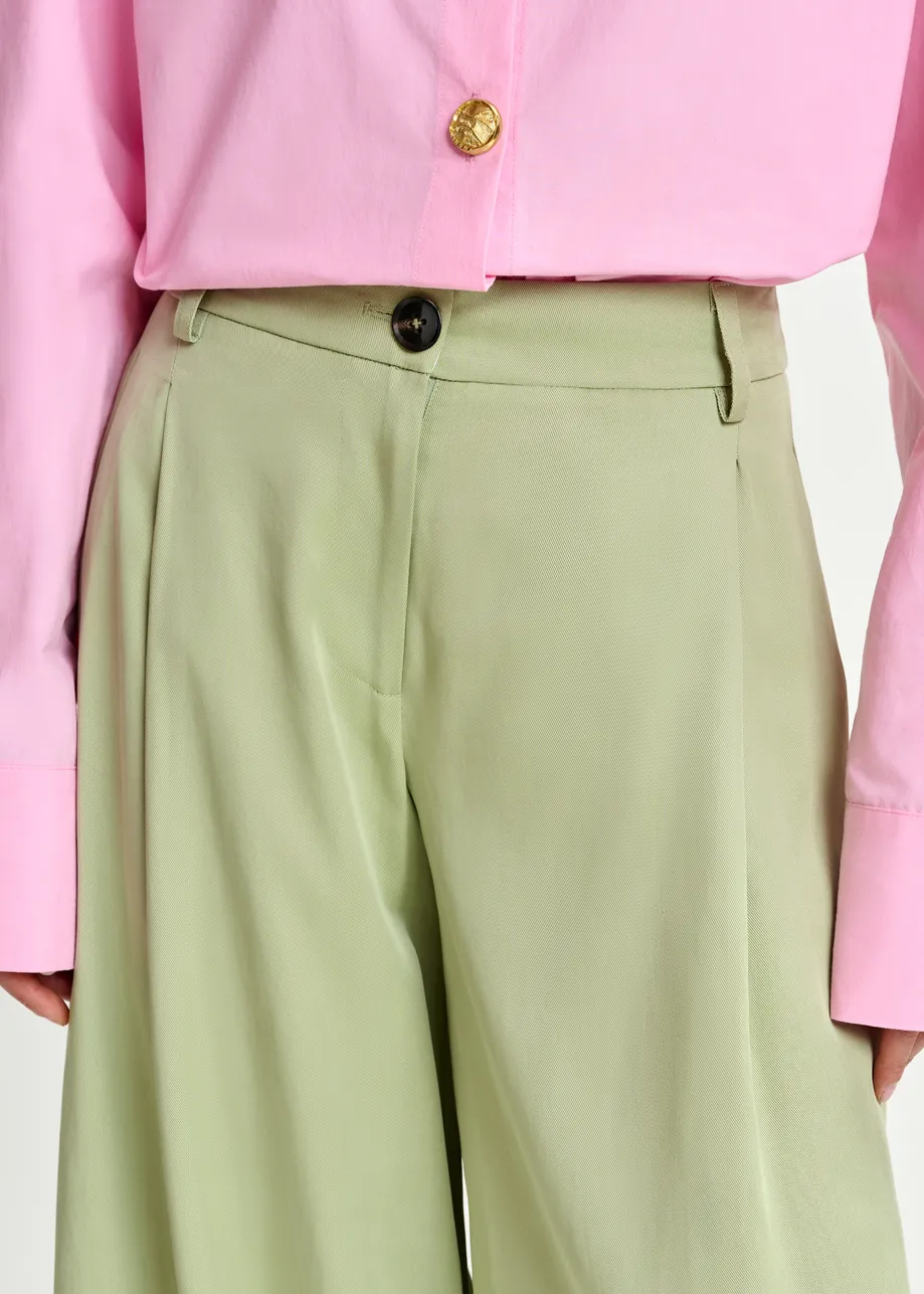 Lichtgroene broek met brede pijp