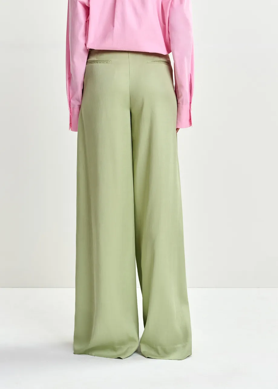 Lichtgroene broek met brede pijp