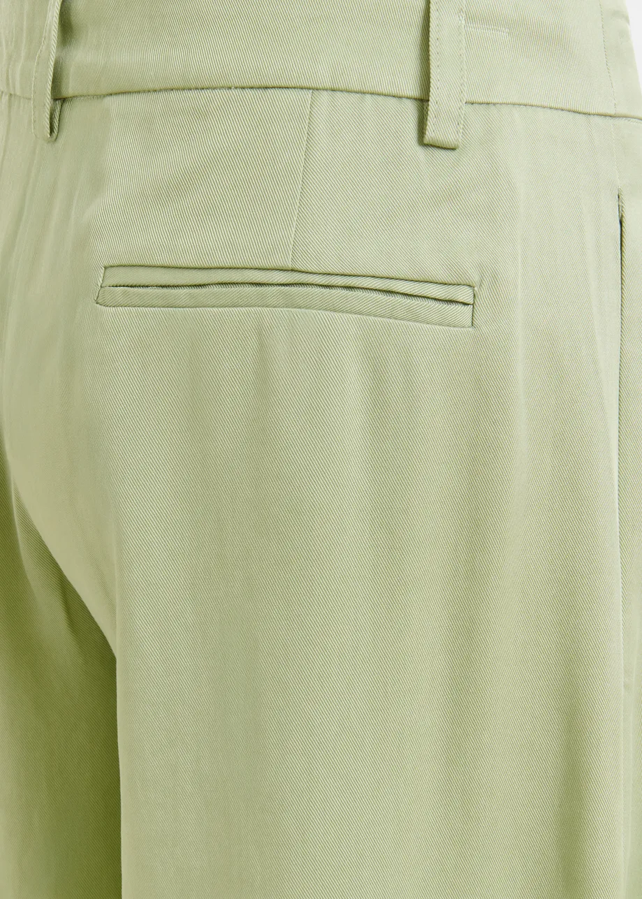 Lichtgroene broek met brede pijp