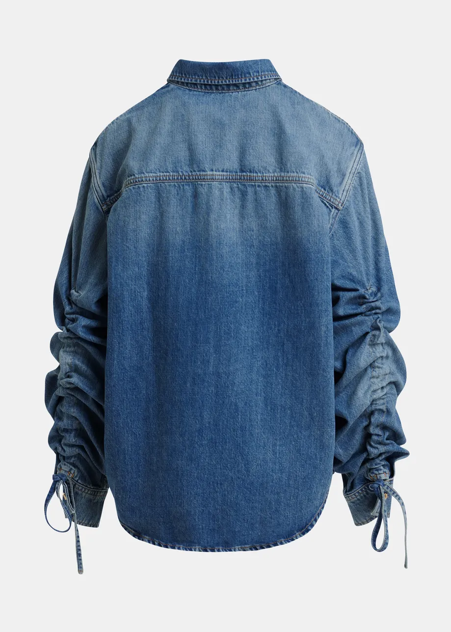 Chemise en denim bleue avec manches à cordon de serrage