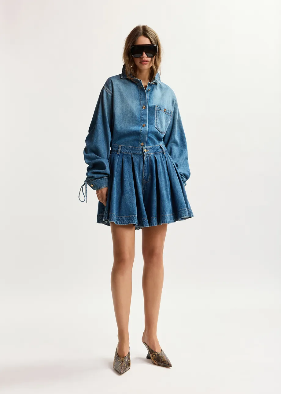 Chemise en denim bleue avec manches à cordon de serrage