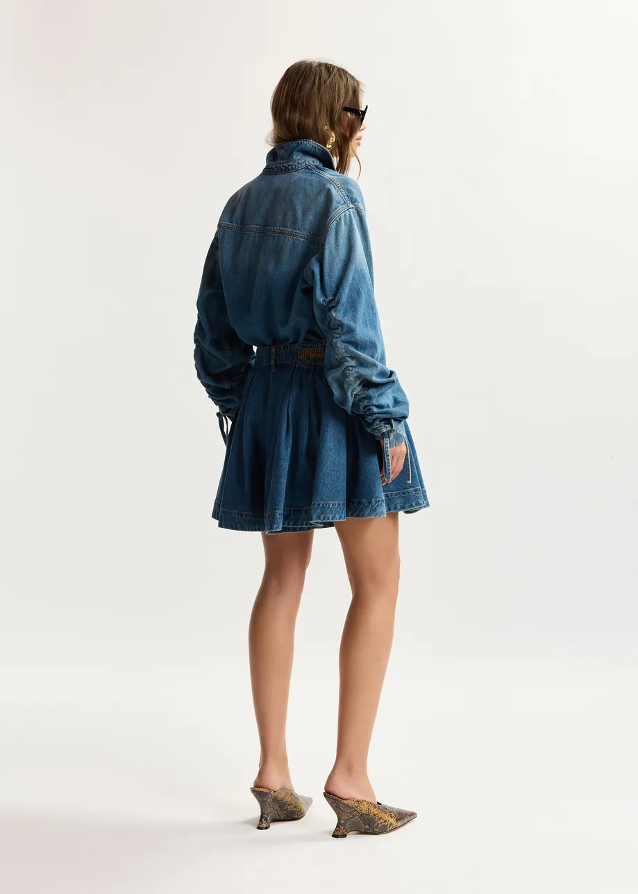 Chemise en denim bleue avec manches à cordon de serrage