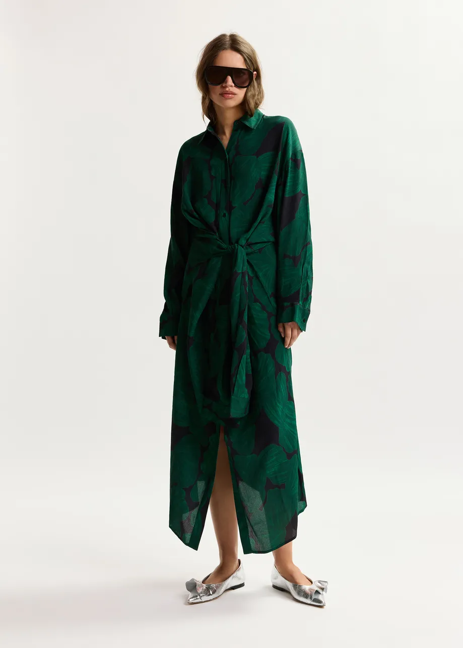 Dunkelgrünes und schwarzes Hemdkleid mit tropischem Print und Ärmeln in Hemdstil