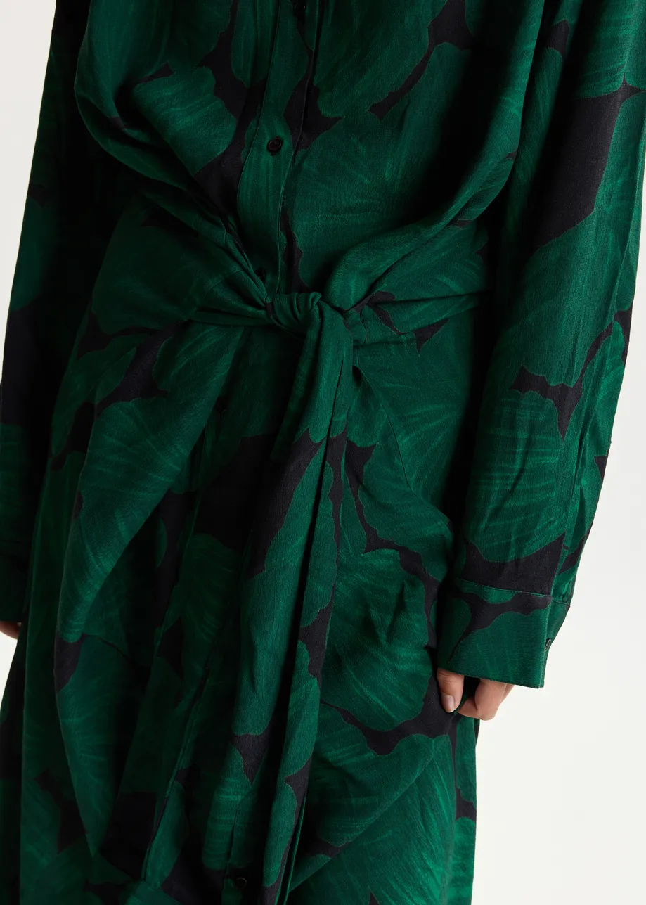 Dunkelgrünes und schwarzes Hemdkleid mit tropischem Print und Ärmeln in Hemdstil