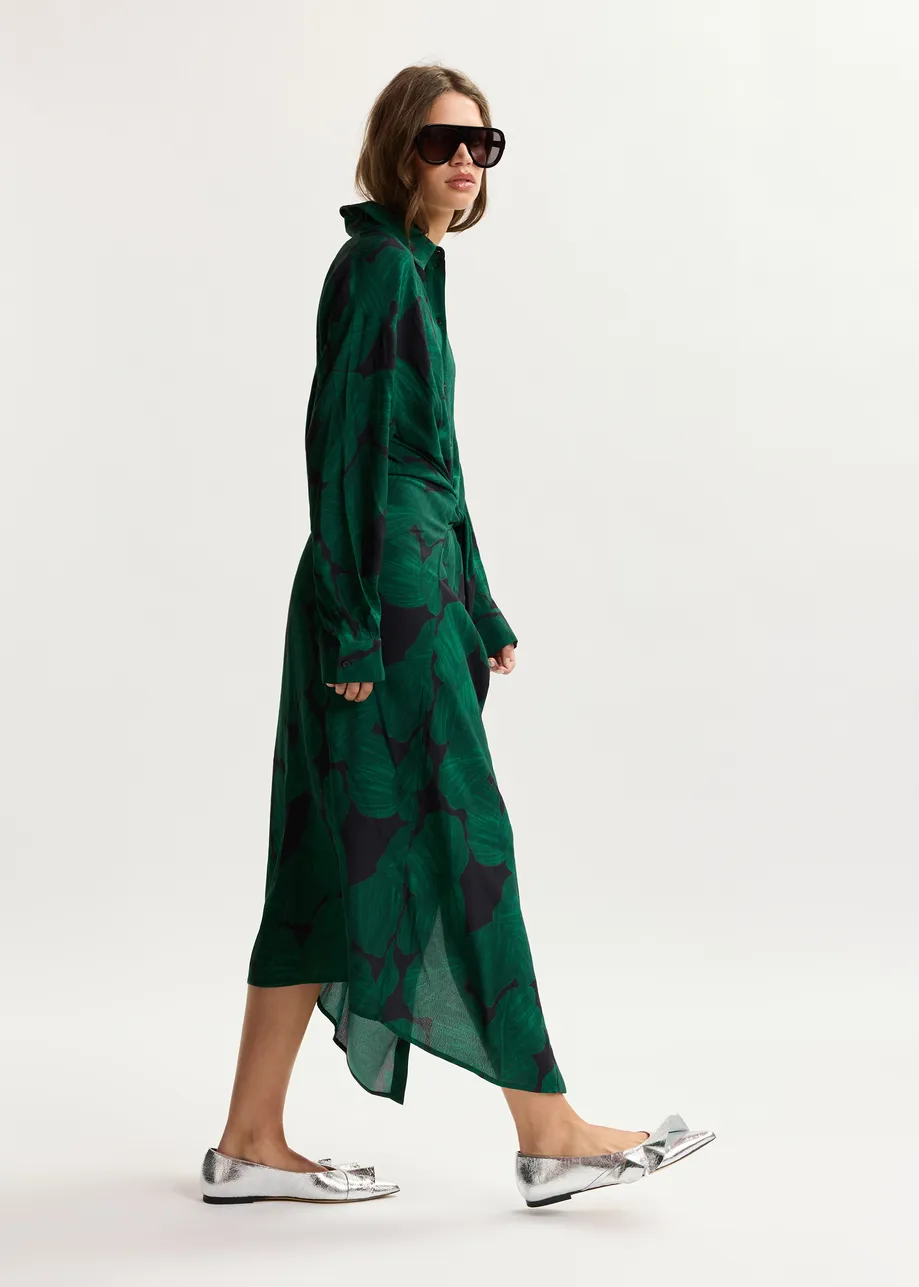 Dunkelgrünes und schwarzes Hemdkleid mit tropischem Print und Ärmeln in Hemdstil