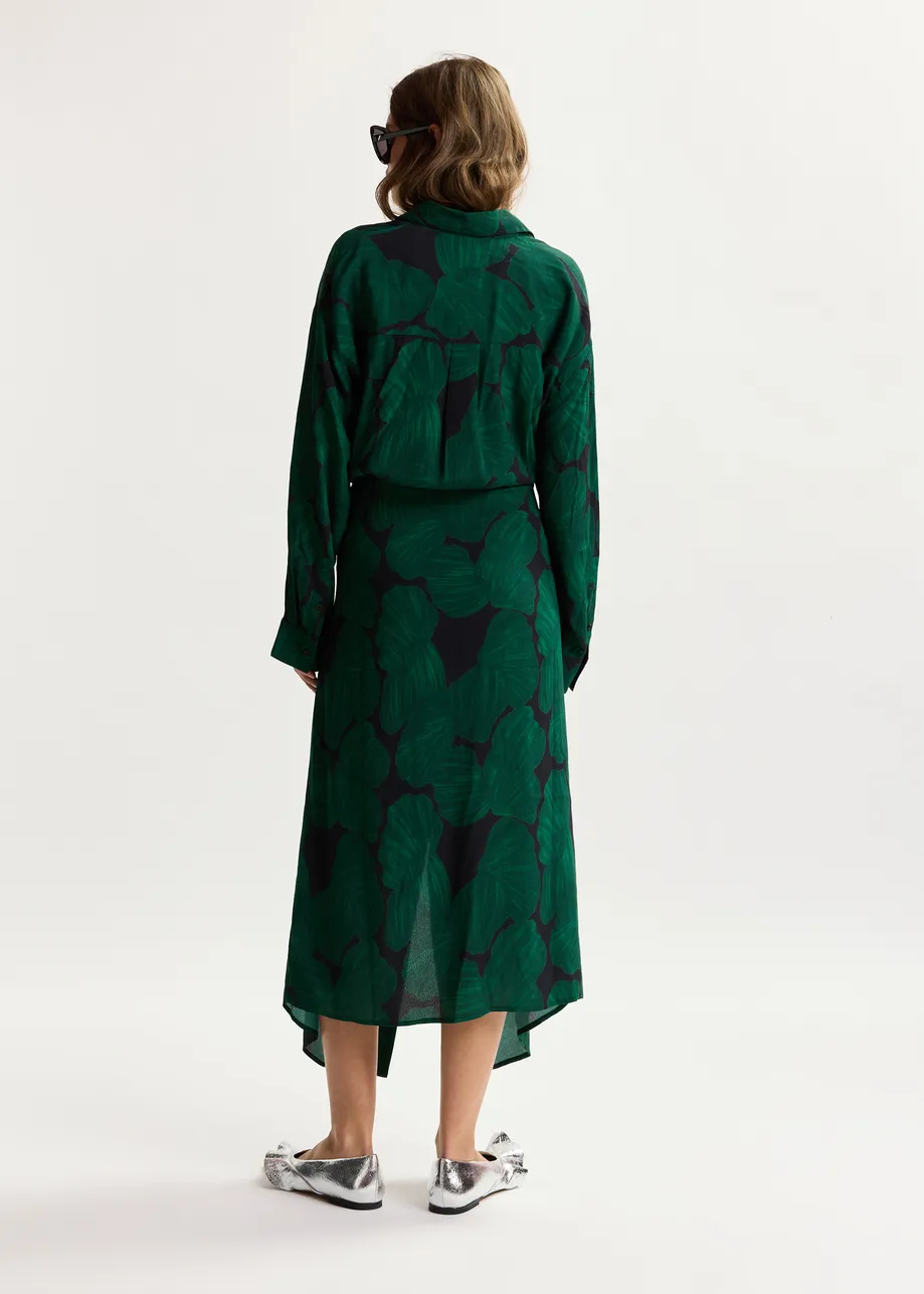 Dunkelgrünes und schwarzes Hemdkleid mit tropischem Print und Ärmeln in Hemdstil