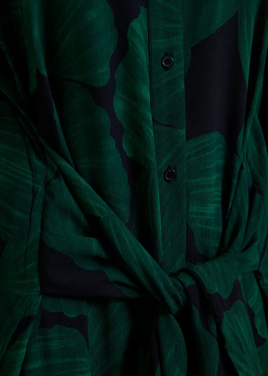 Dunkelgrünes und schwarzes Hemdkleid mit tropischem Print und Ärmeln in Hemdstil