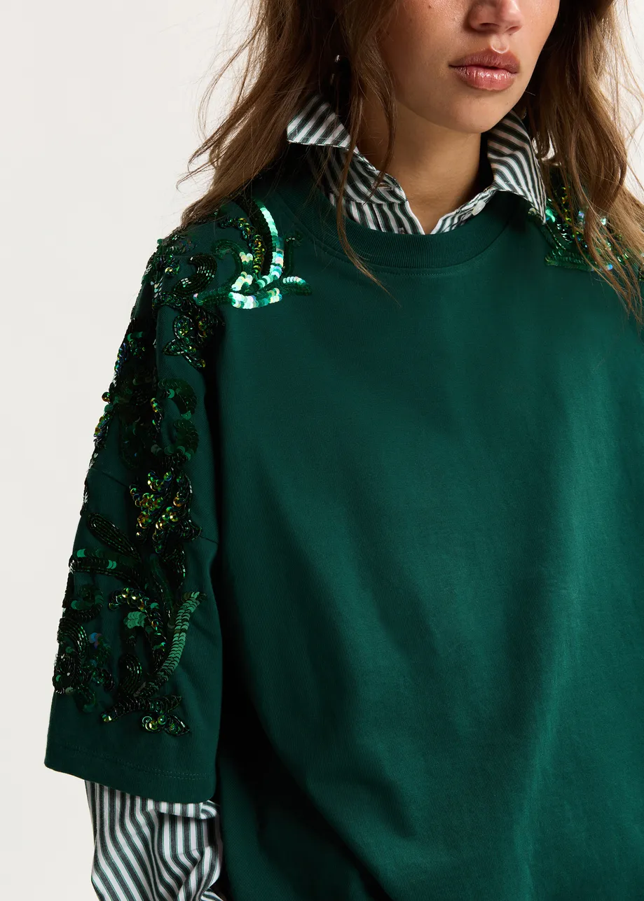 Dunkelgrünes Baumwoll-T-Shirt mit Blumenpailletten und Perlenstickerei