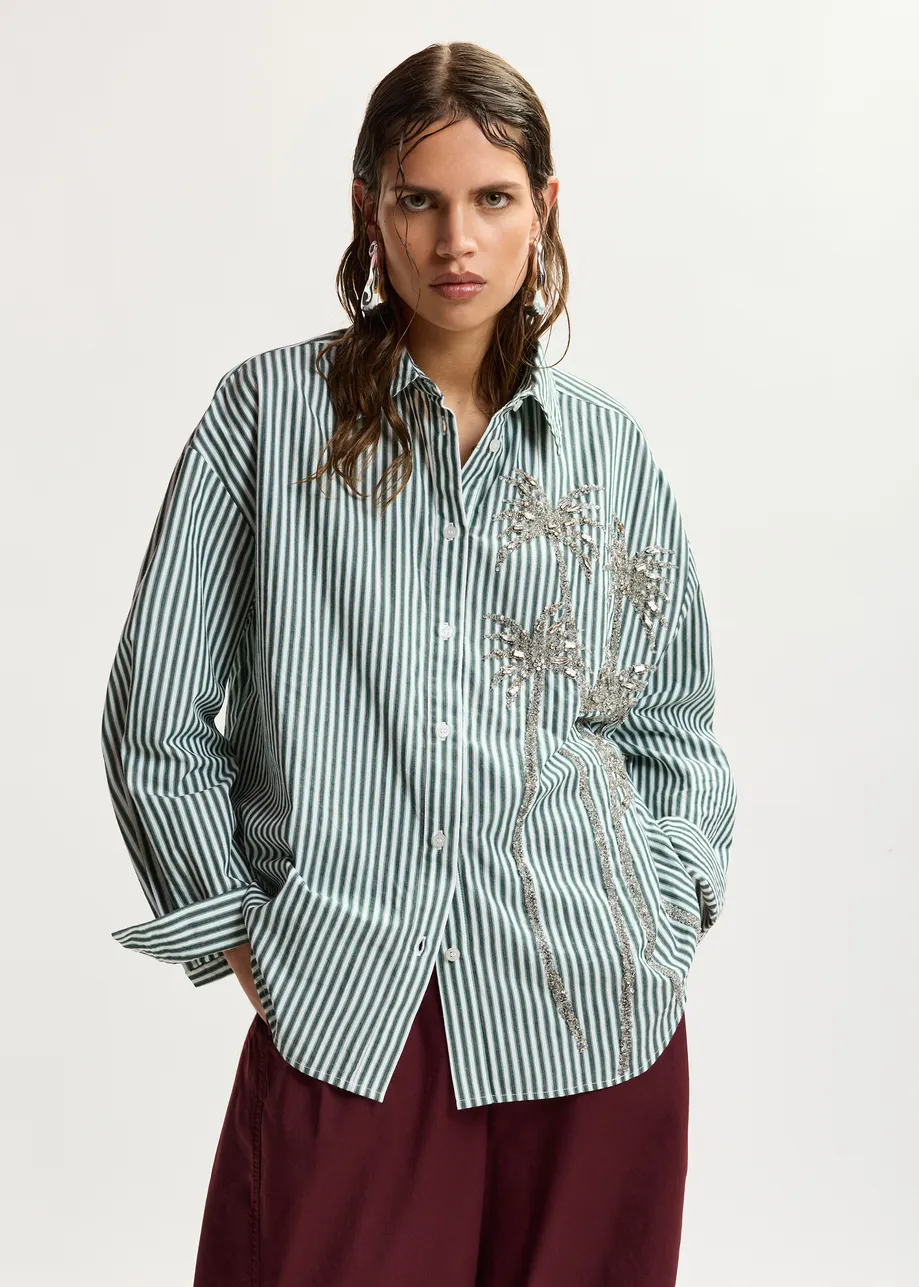Camicia oversize a righe in cotone, bianco sporco, verde e grigio, con decorazioni di paillettes e perline