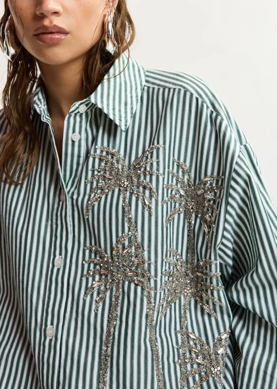 Camicia oversize a righe in cotone, bianco sporco, verde e grigio, con decorazioni di paillettes e perline