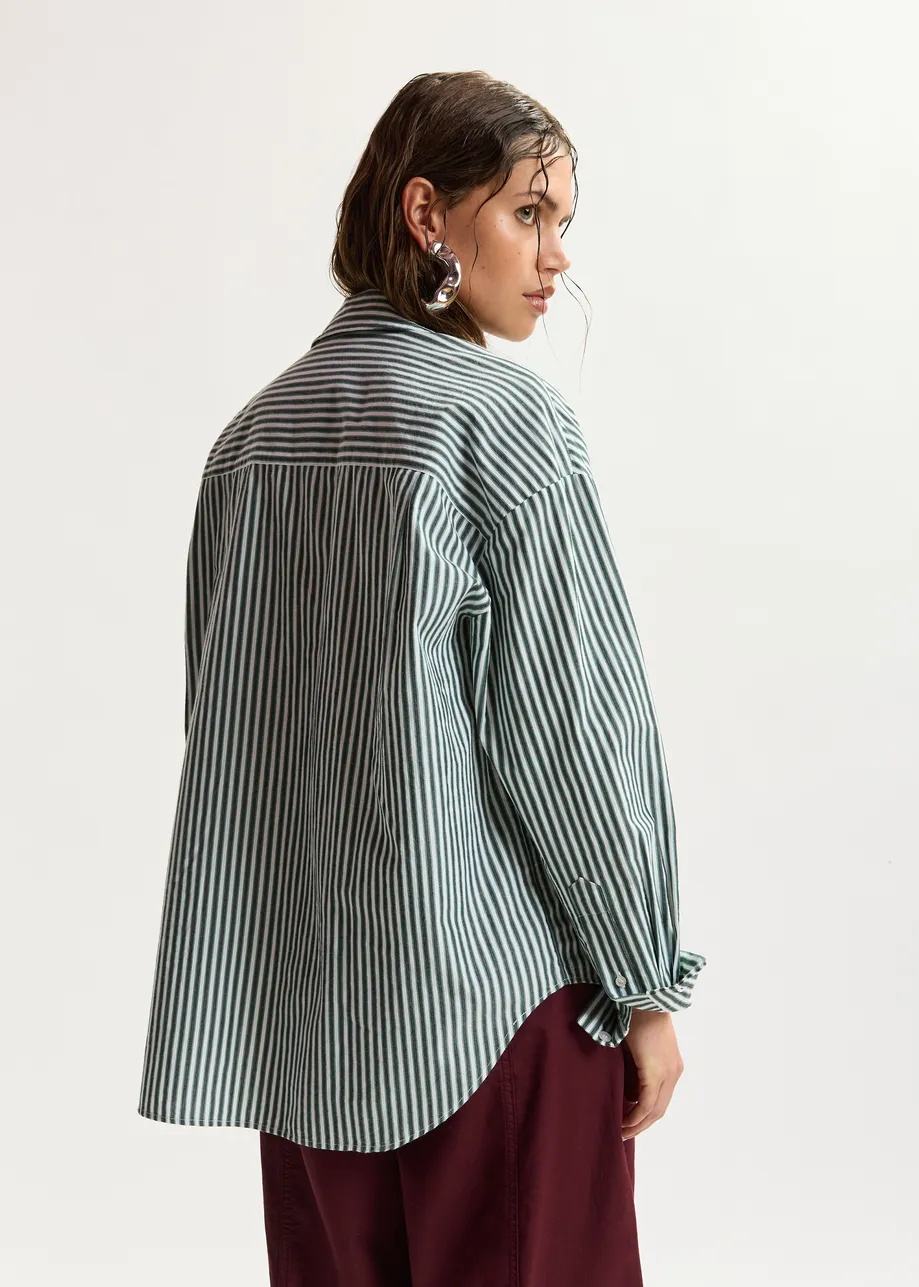 Camicia oversize a righe in cotone, bianco sporco, verde e grigio, con decorazioni di paillettes e perline